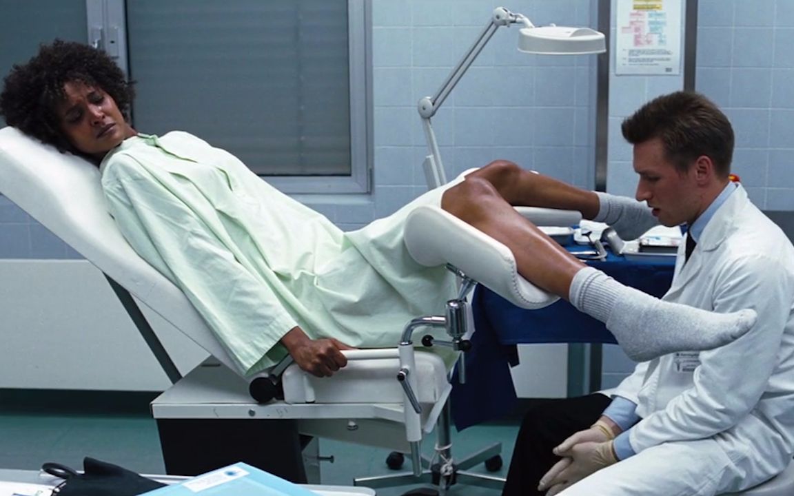 Водвадцатилетняя милашка расставила ноги на приеме у гинеколога