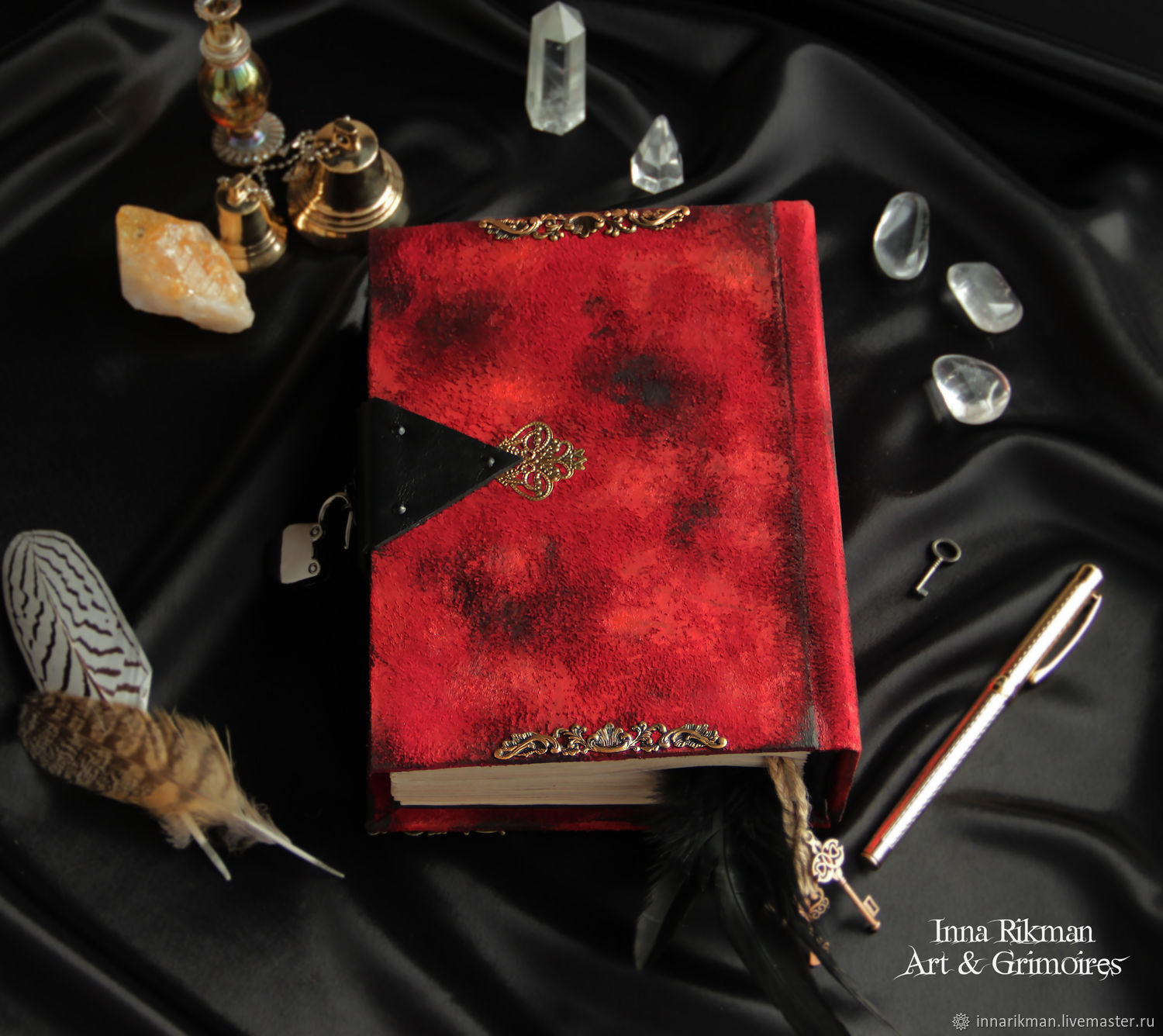 Гримуар - это книга, описывающая магические процедуры и заклинания для вызова духов