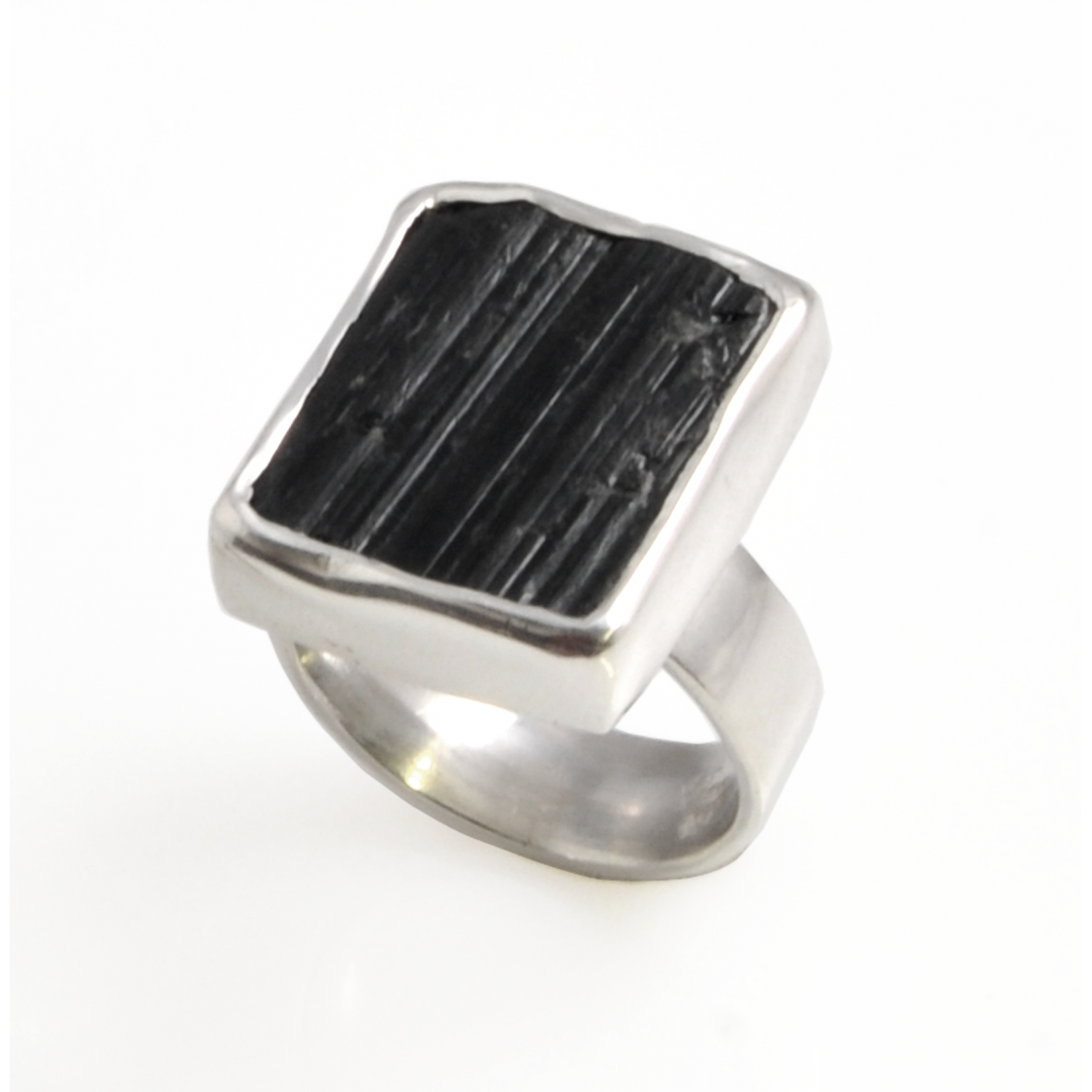Черный турмалин (шерл камень): магические свойства и значение (фото)