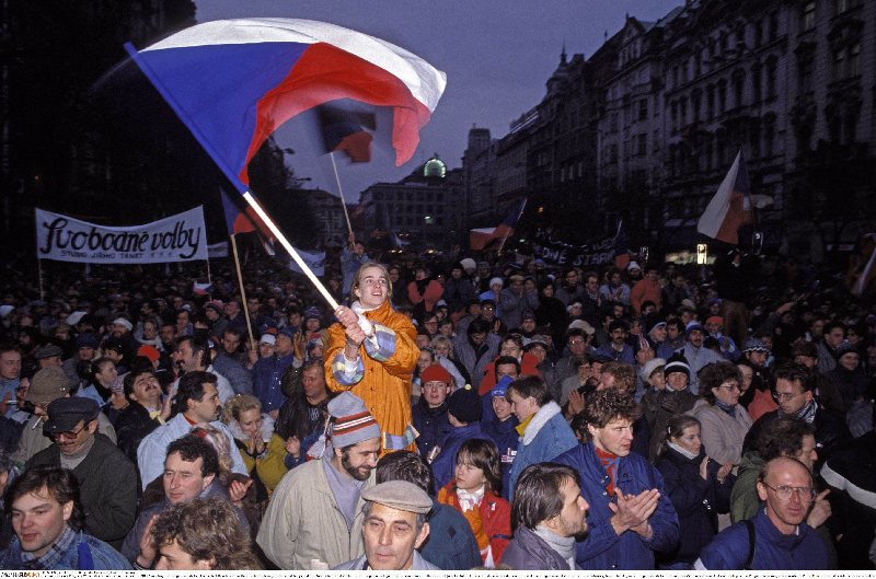 Бархатные революции в центральной и восточной европе. Бархатные революции 1989. Чехословакия 1989. Революция в Чехословакии 1989. Бархатная революция в Чехословакии.