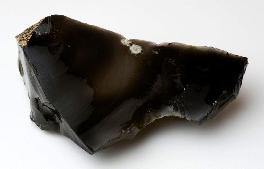 Черный обсидиан: магические свойства и другие способности камня