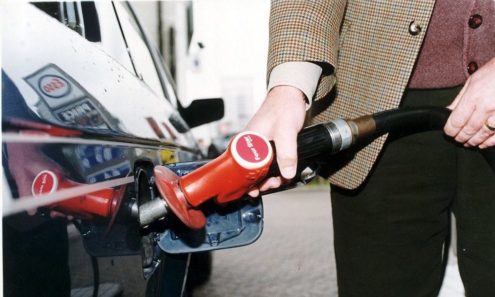Чем этилированный бензин отличается от неэтилированного?