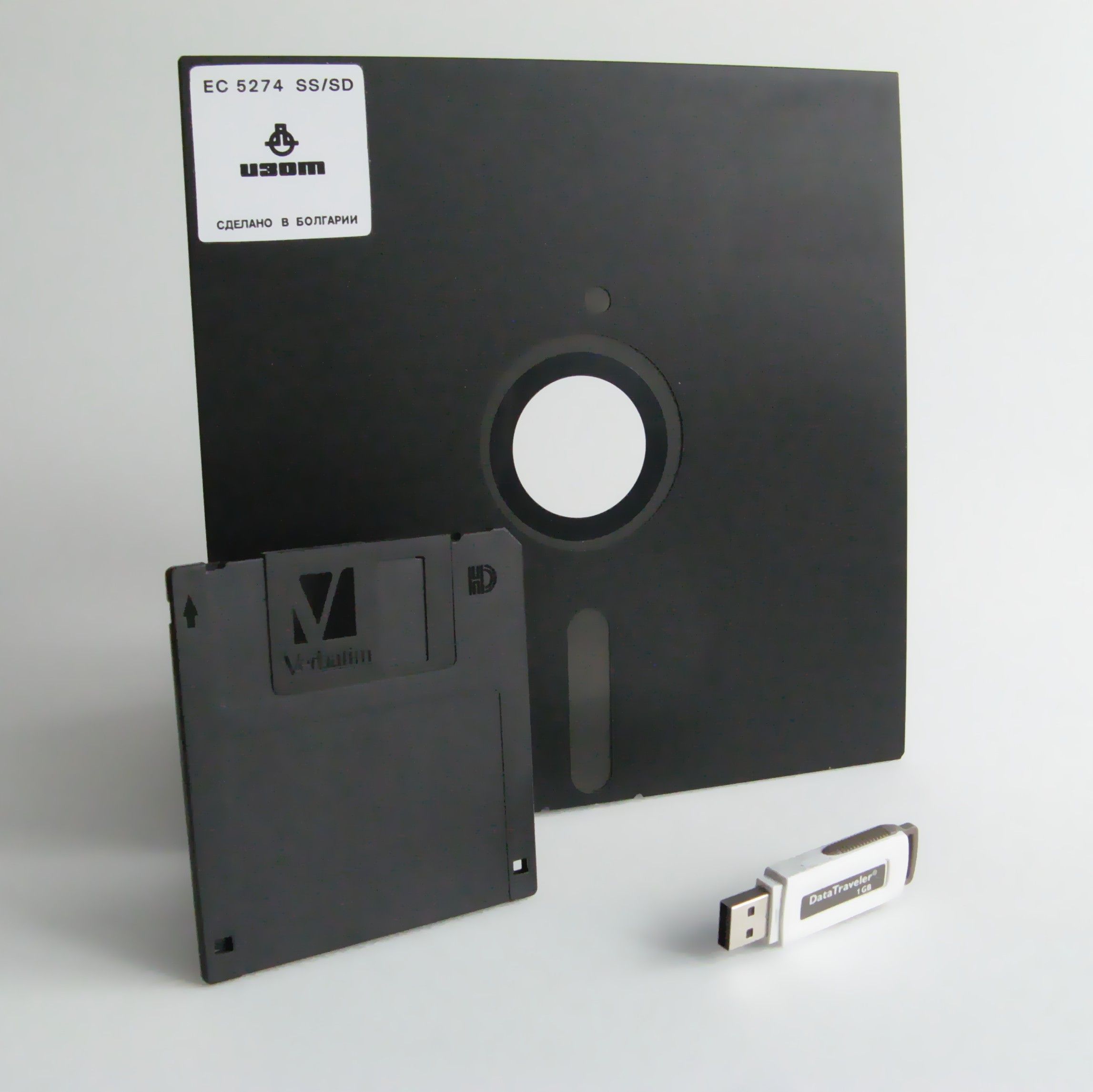Накопители гибких. Флоппи диск 3.5. НГМД 5.25. Дискеты 3.5" +Denon. Диск дискета (флоппи диск)..