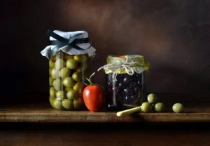 В чем разница между оливками и маслинами? и какая от них польза